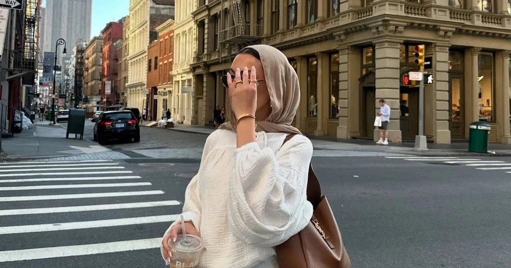 تنسيق ألوان الملابس للمحجبات: دليلك الشامل لأناقة لا تُضاهى