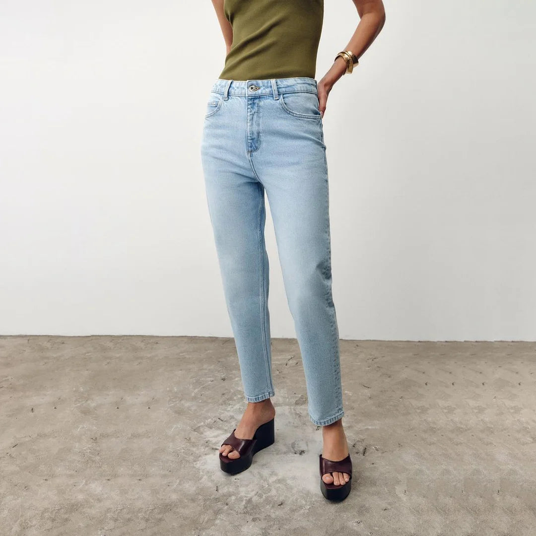 بنطال جينز نسائي Mom Fit بخصر عالي من ZARA