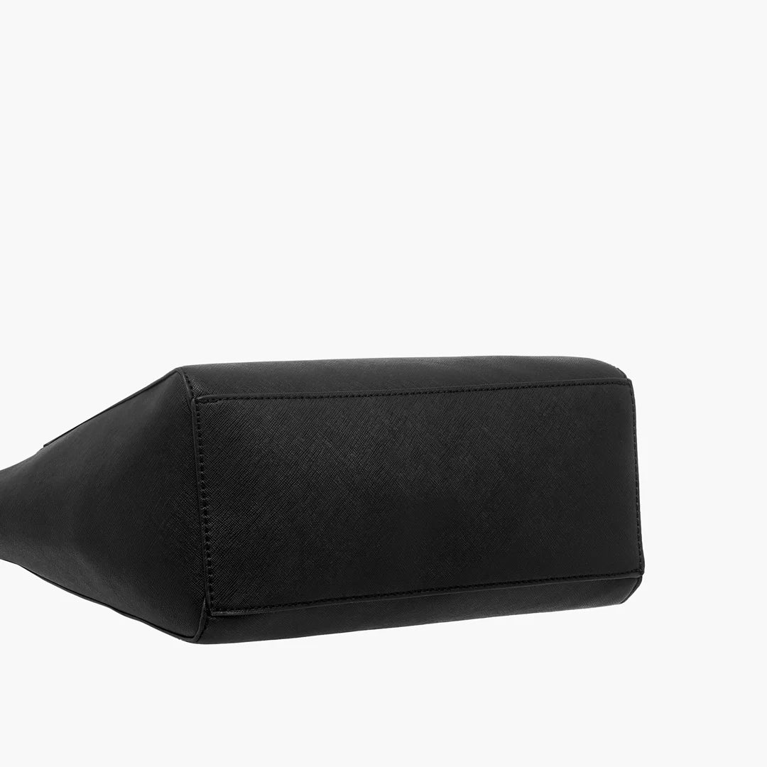 حقيبة نسائية من Guess بتصميم Lockwood