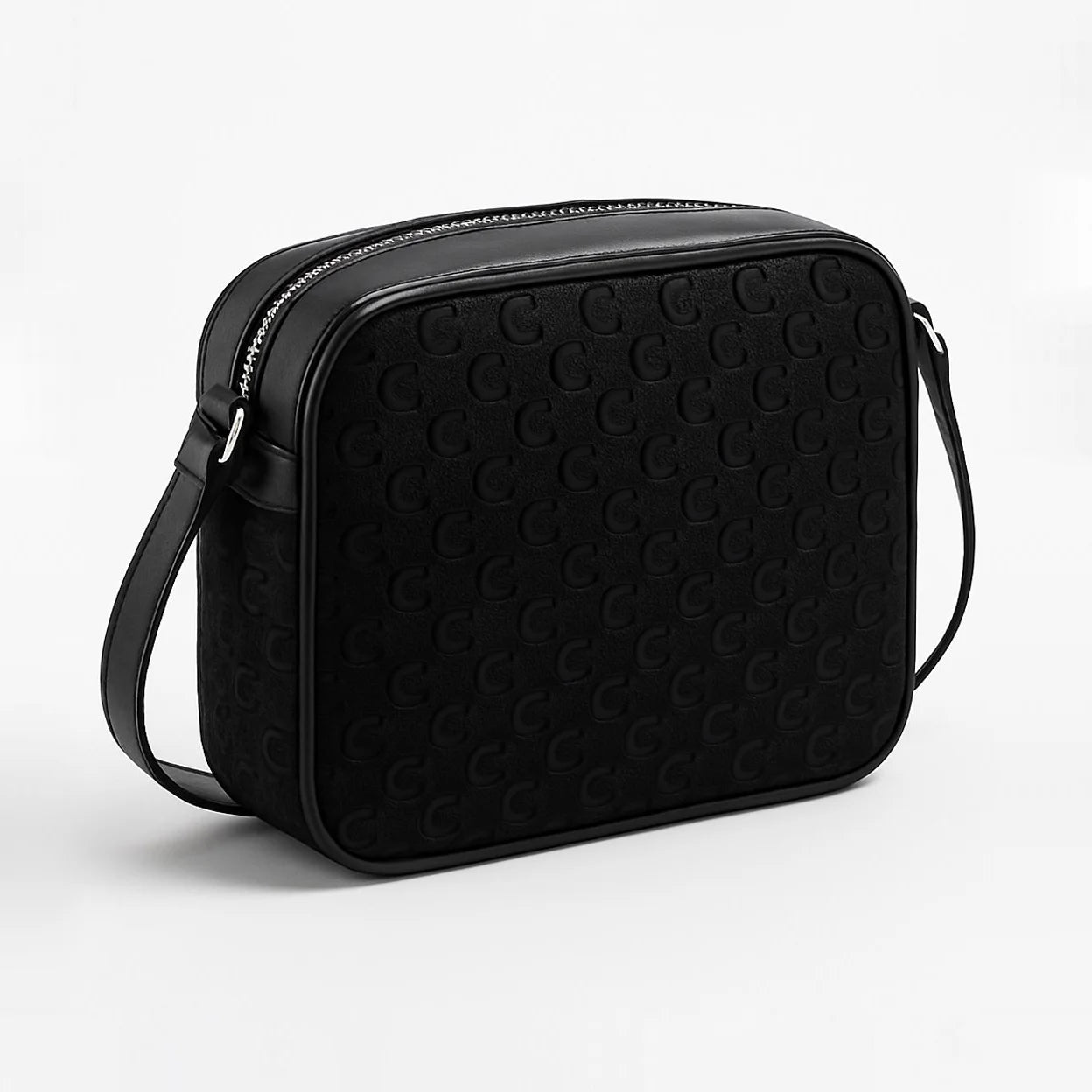 شنطة كتف نسائية من GUESS بلون أسود مزينة بنقشة GG بارزة