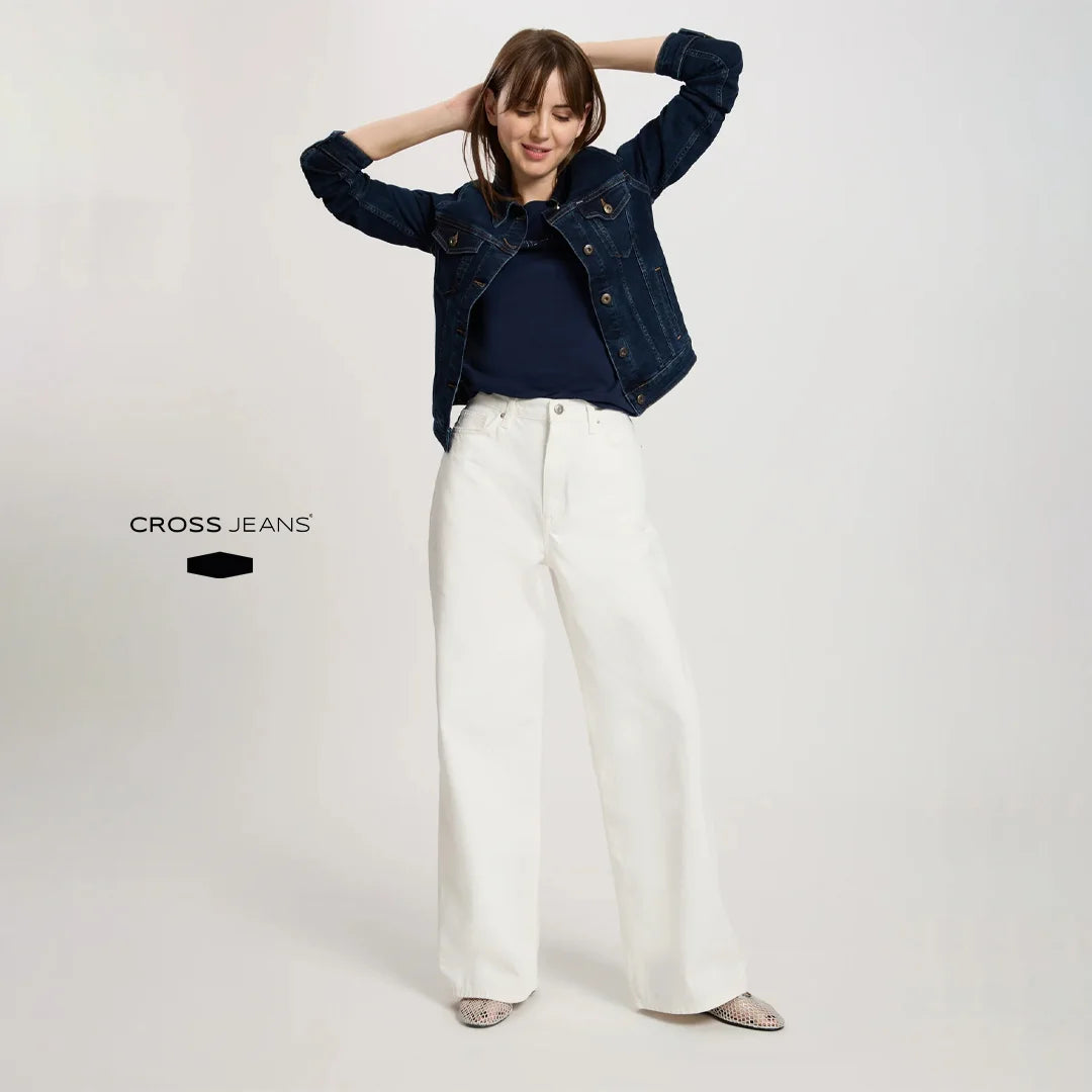 بنطال جينز نسائي واسع الساق من Cross Jeans بقصّة Flare Fit وخصر متوسط – باللون الأبيض