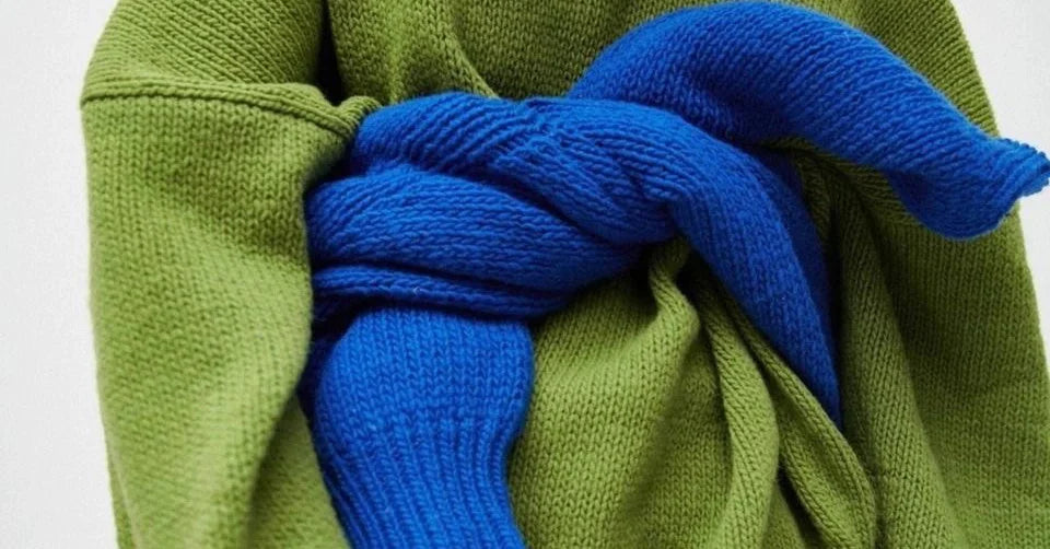 5 ألوان بلوفرات رائجة في شتاء 2026 ستمنحك إطلالة دافئة وعصرية