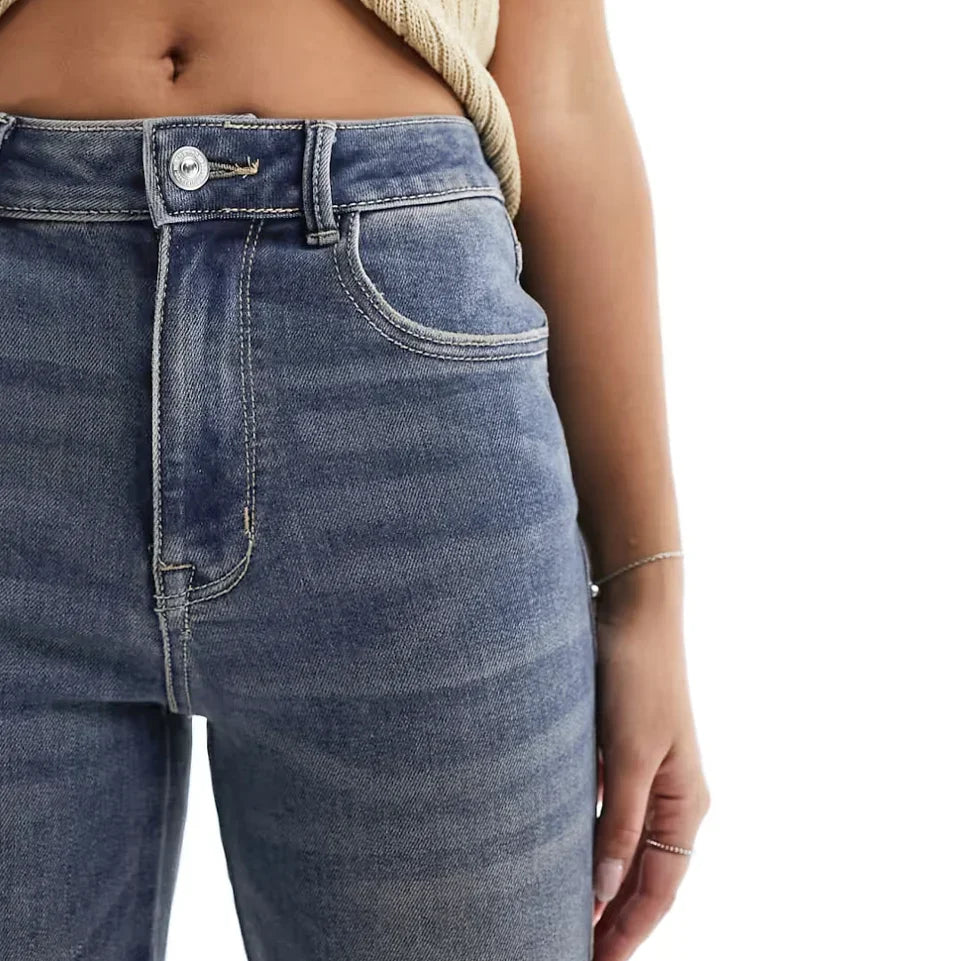 بنطلون جينز بقصة ضيقة ومستقيمة