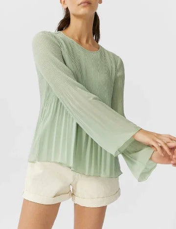 بلوزة نسائية