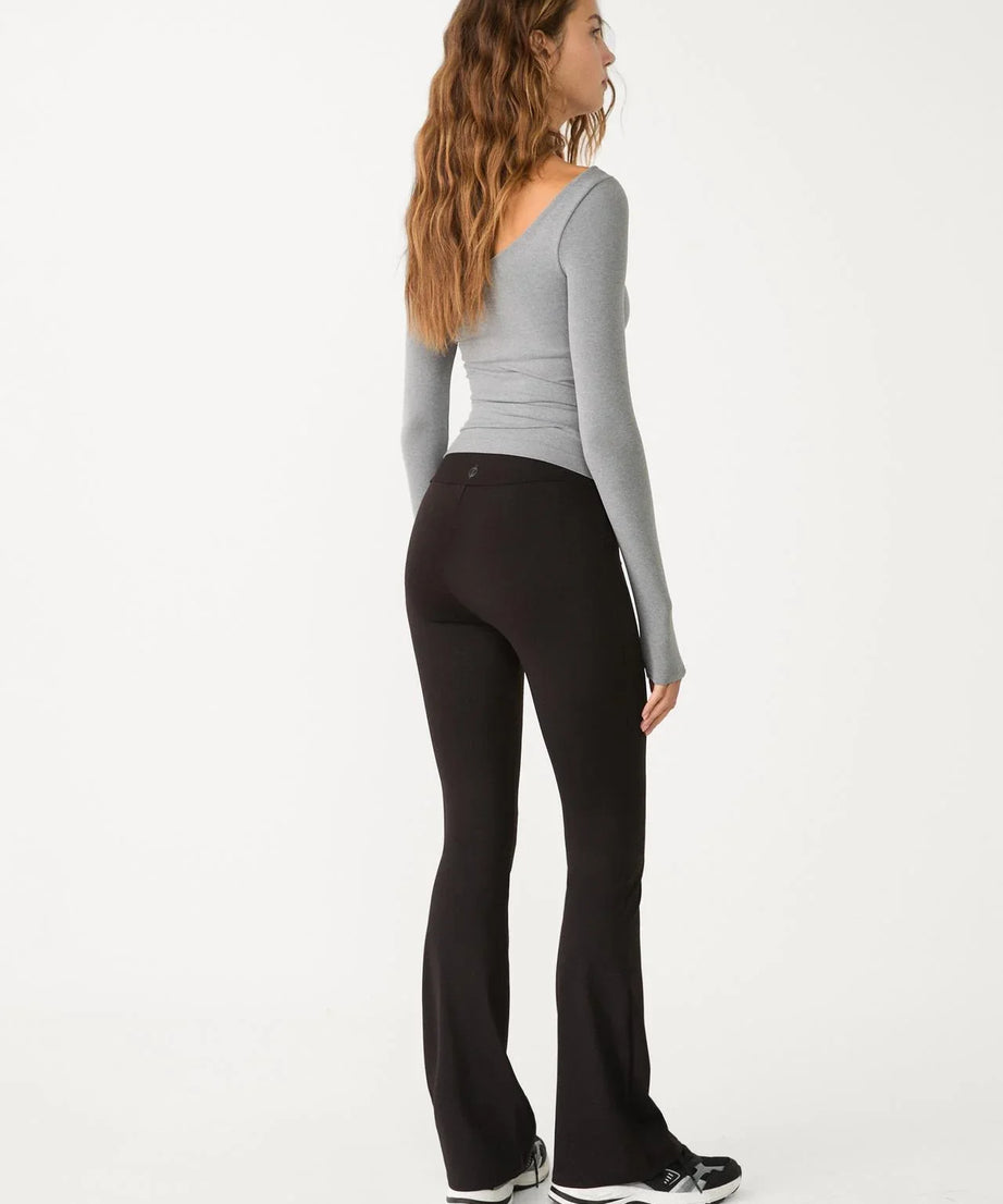 ليغنز نسائي أسود بقصة واسعة