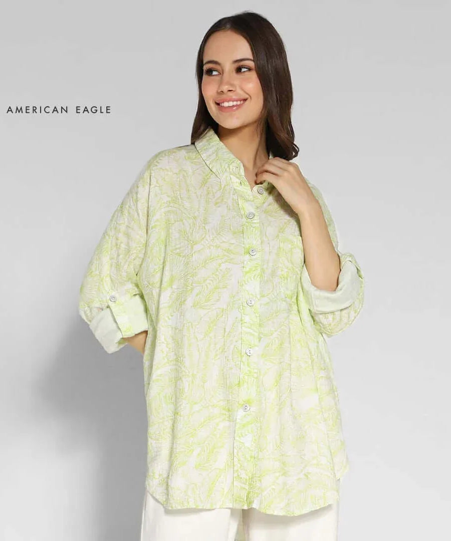 Women’s AMERICAN EAGLE oversized printed shirt in vibrant green with floral design, perfect for a casual style.