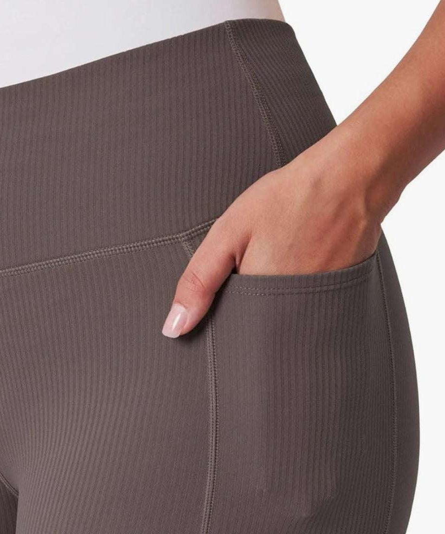 شورت بايك نسائي مضلع بخصر عالٍ وجيوب جانبية | Mondetta Women's Ribbed High Waist Bike Shorts with Pockets