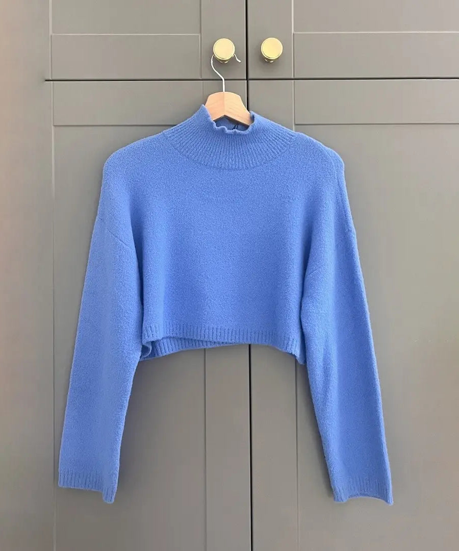 كنزة نسائية قصيرة بياقة عالية – أزرق ناعم | ملابس نسائية عصرية