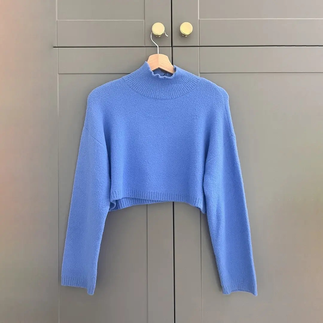 كنزة نسائية قصيرة بياقة عالية – أزرق ناعم | ملابس نسائية عصرية