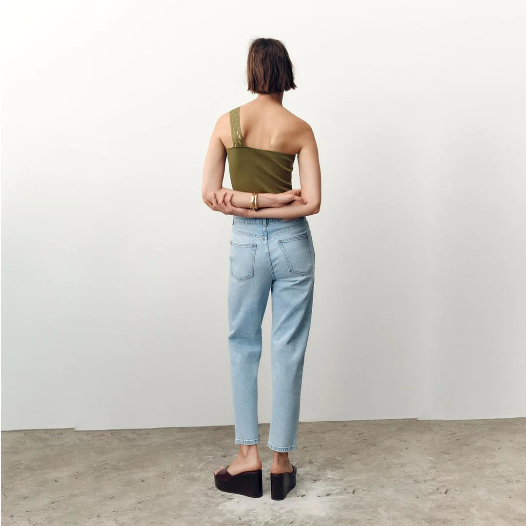 بنطال جينز نسائي Mom Fit بخصر عالي من ZARA