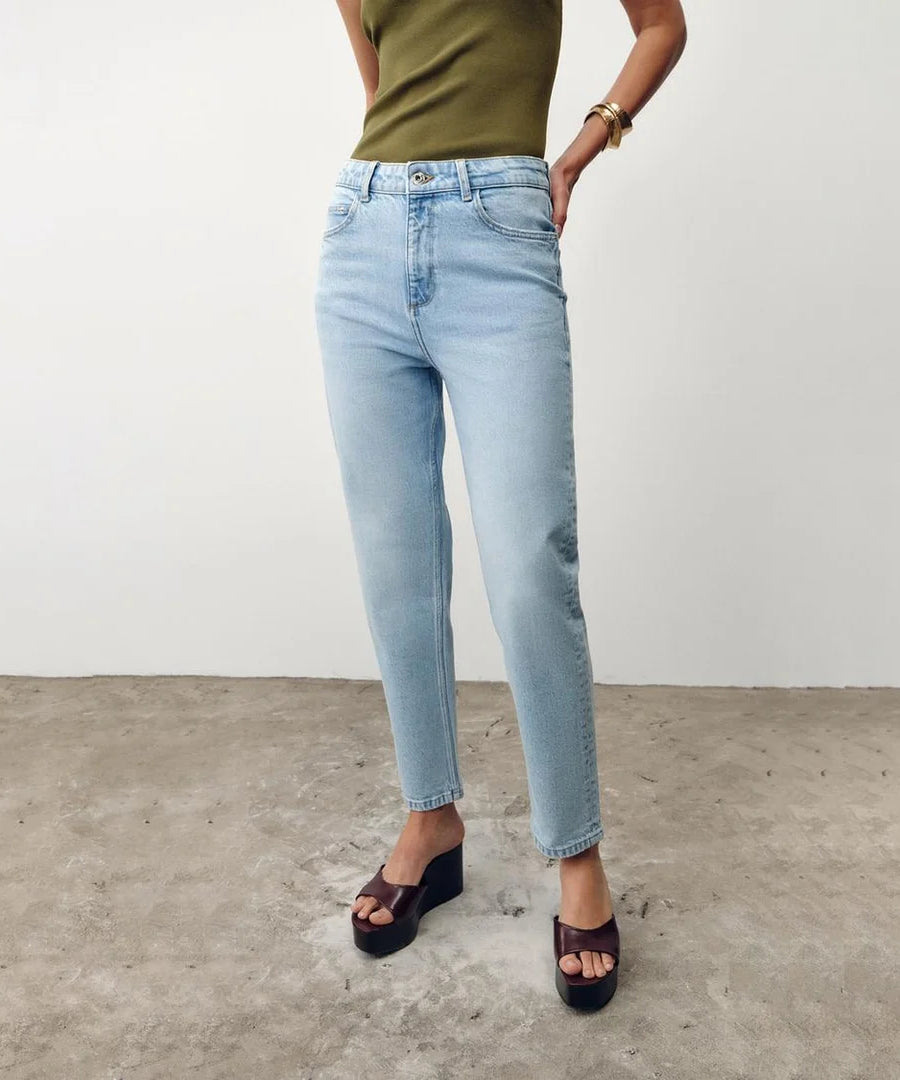 بنطال جينز نسائي Mom Fit بخصر عالي من ZARA