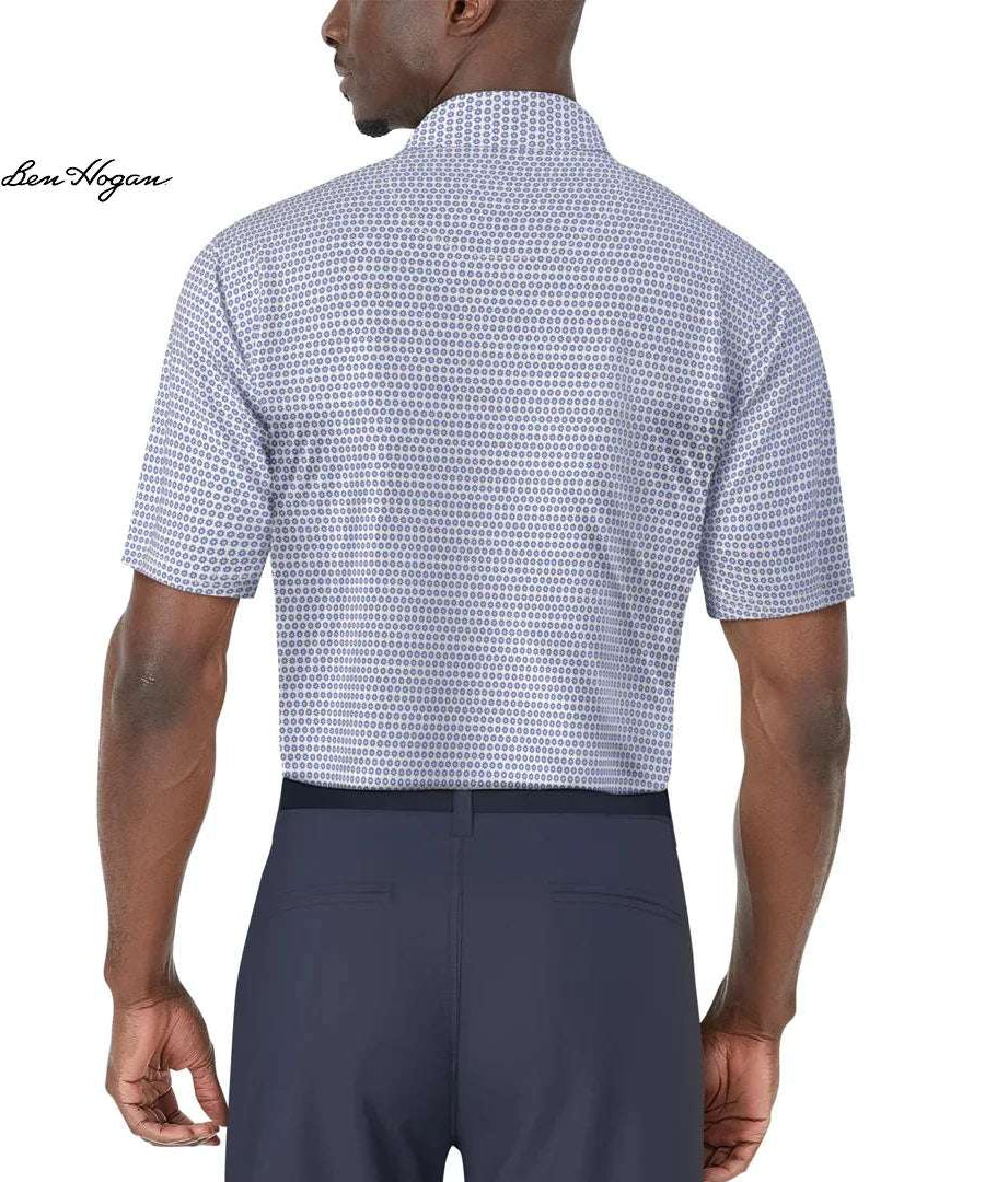 رجل يرتدي تيشيرت بن هوغان بطبعة زهور مميزة أثناء اللعب