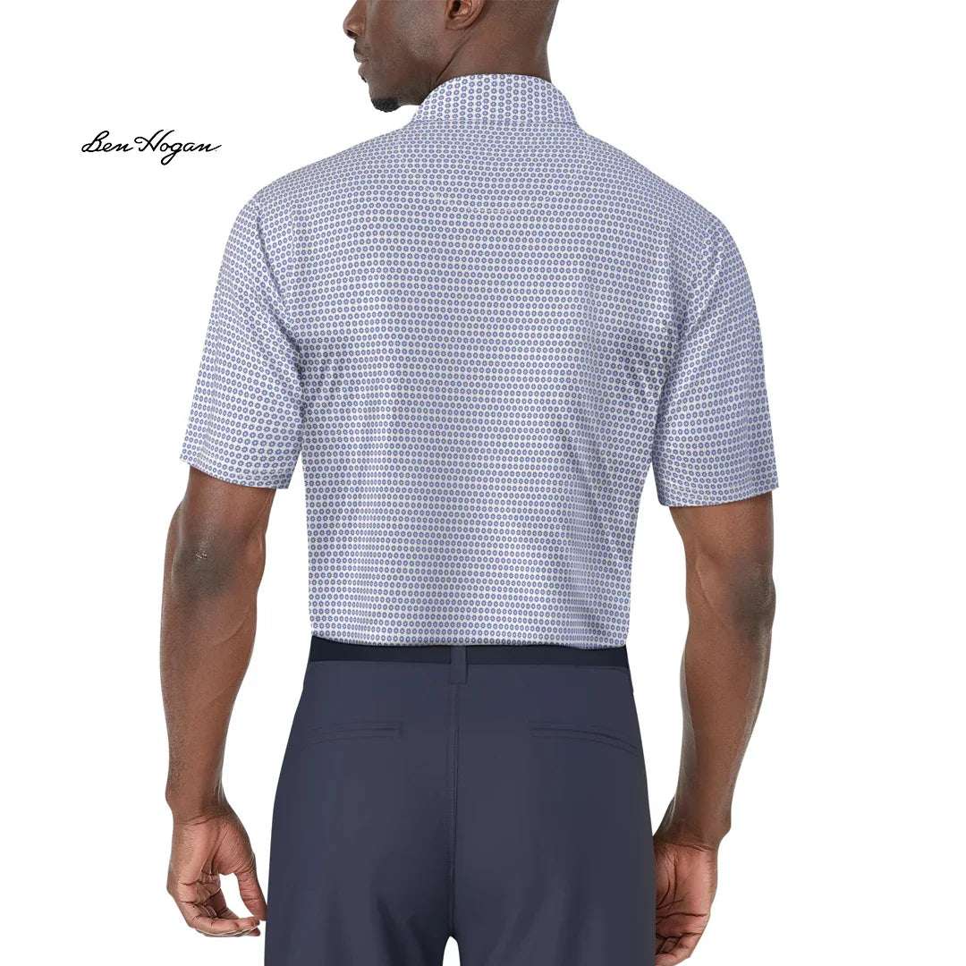 رجل يرتدي تيشيرت بن هوغان بطبعة زهور مميزة أثناء اللعب