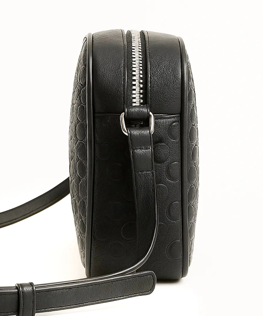 شنطة كتف نسائية من GUESS بلون أسود مزينة بنقشة GG بارزة