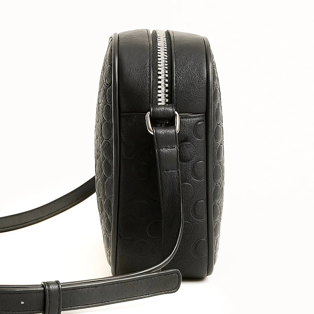 شنطة كتف نسائية من GUESS بلون أسود مزينة بنقشة GG بارزة