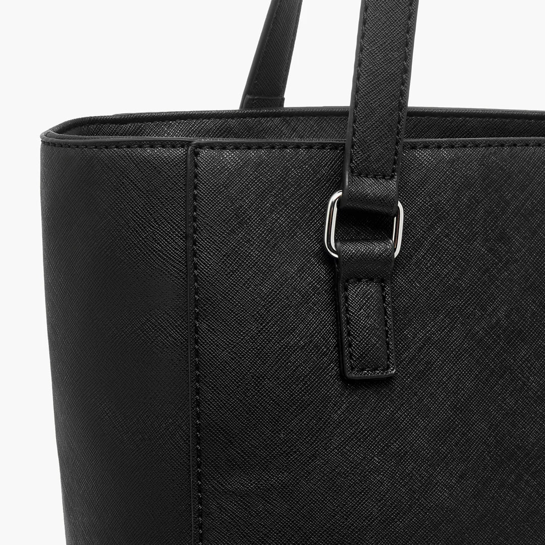 حقيبة نسائية من Guess بتصميم Lockwood