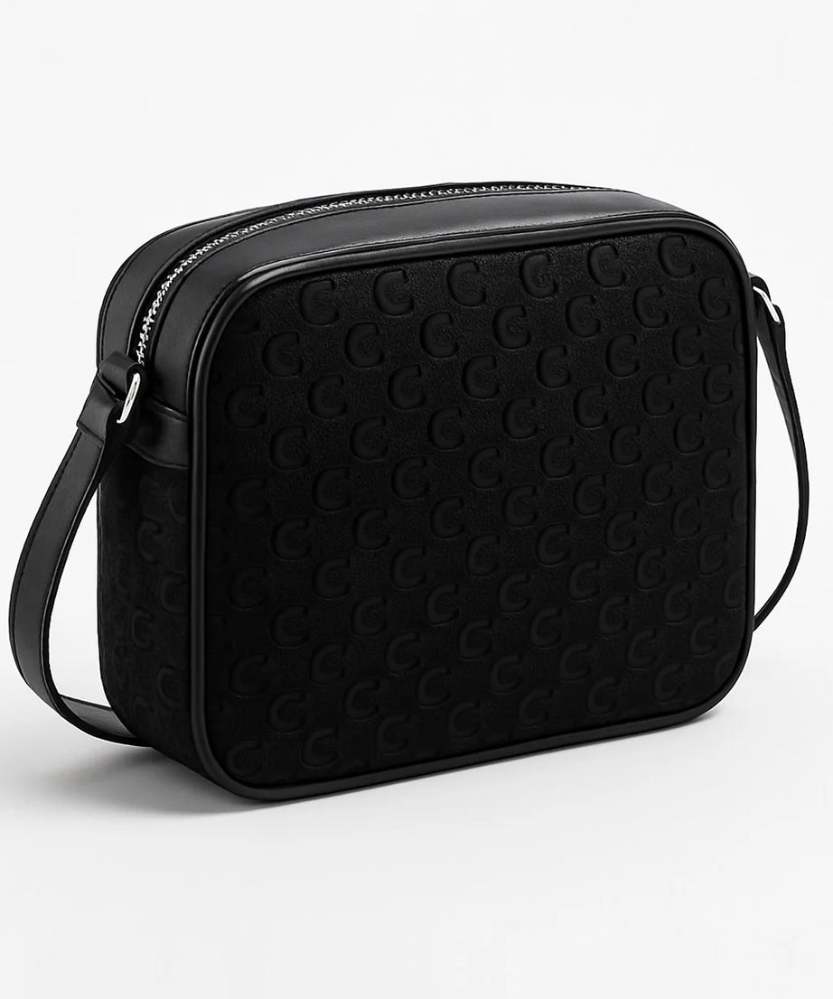 شنطة كتف نسائية من GUESS بلون أسود مزينة بنقشة GG بارزة