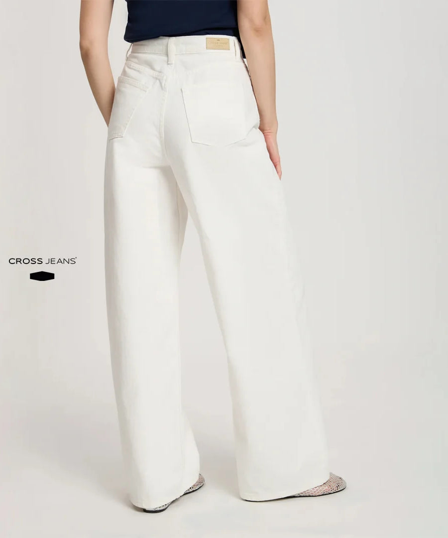 بنطال جينز نسائي واسع الساق من Cross Jeans بقصّة Flare Fit وخصر متوسط – باللون الأبيض