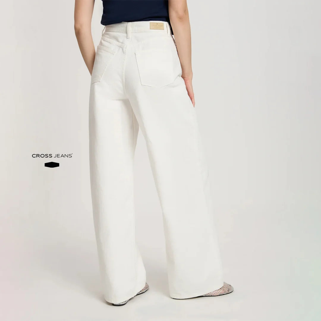بنطال جينز نسائي واسع الساق من Cross Jeans بقصّة Flare Fit وخصر متوسط – باللون الأبيض