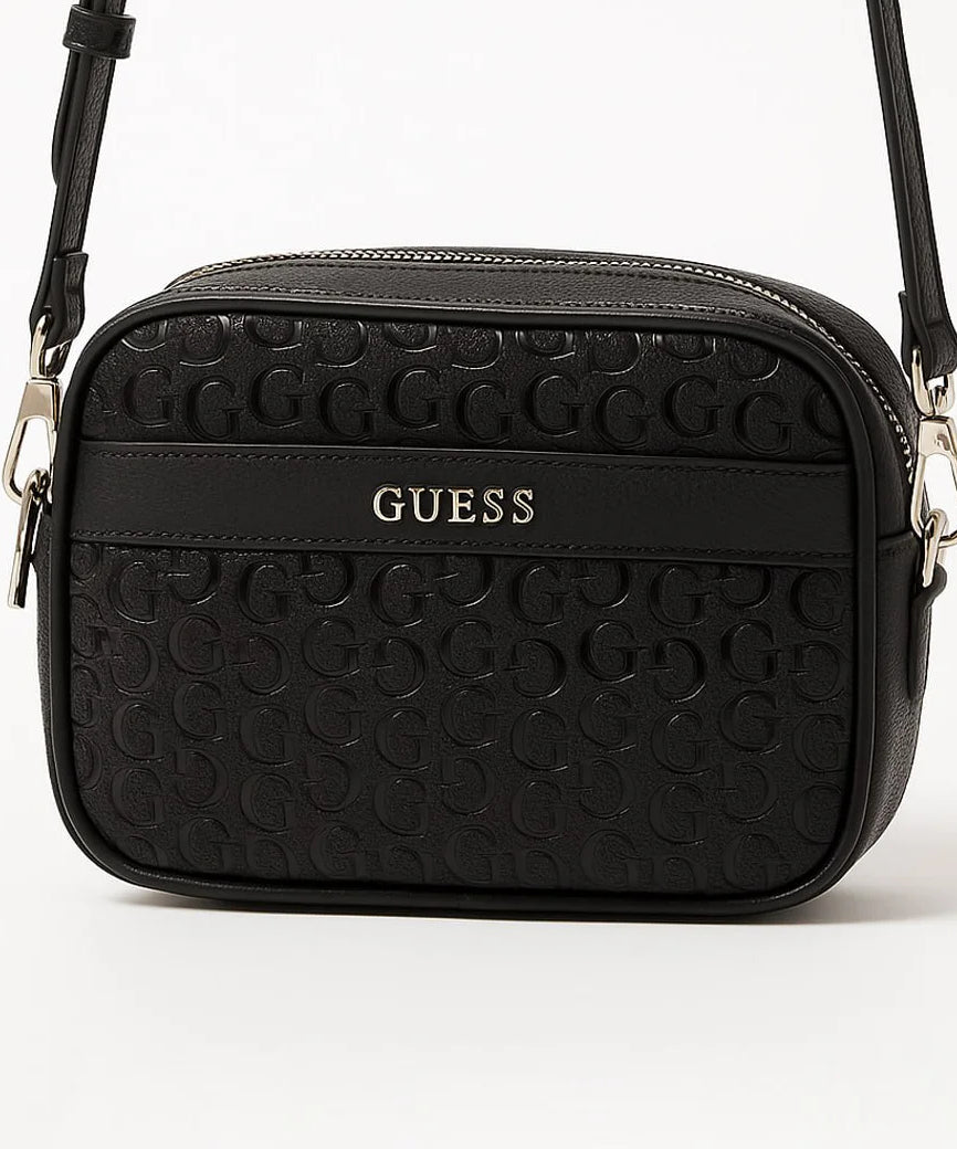 شنطة كتف نسائية من GUESS بلون أسود مزينة بنقشة GG بارزة