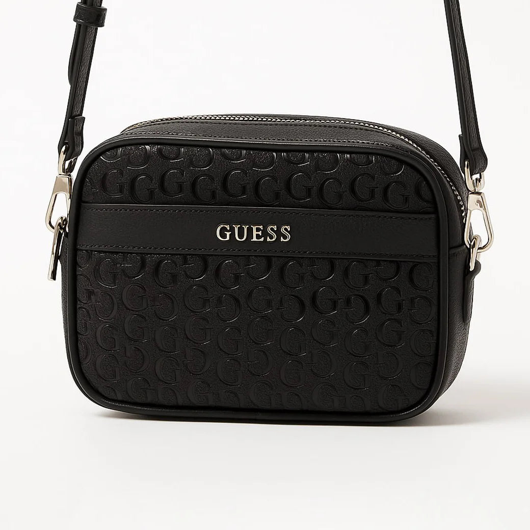 شنطة كتف نسائية من GUESS بلون أسود مزينة بنقشة GG بارزة