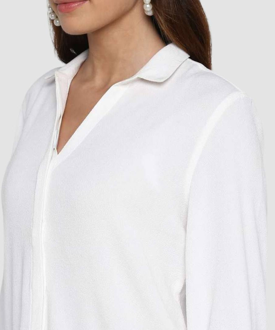 قميص نسائي أبيض بياقة V وأكمام طويلة من House of Kkarma