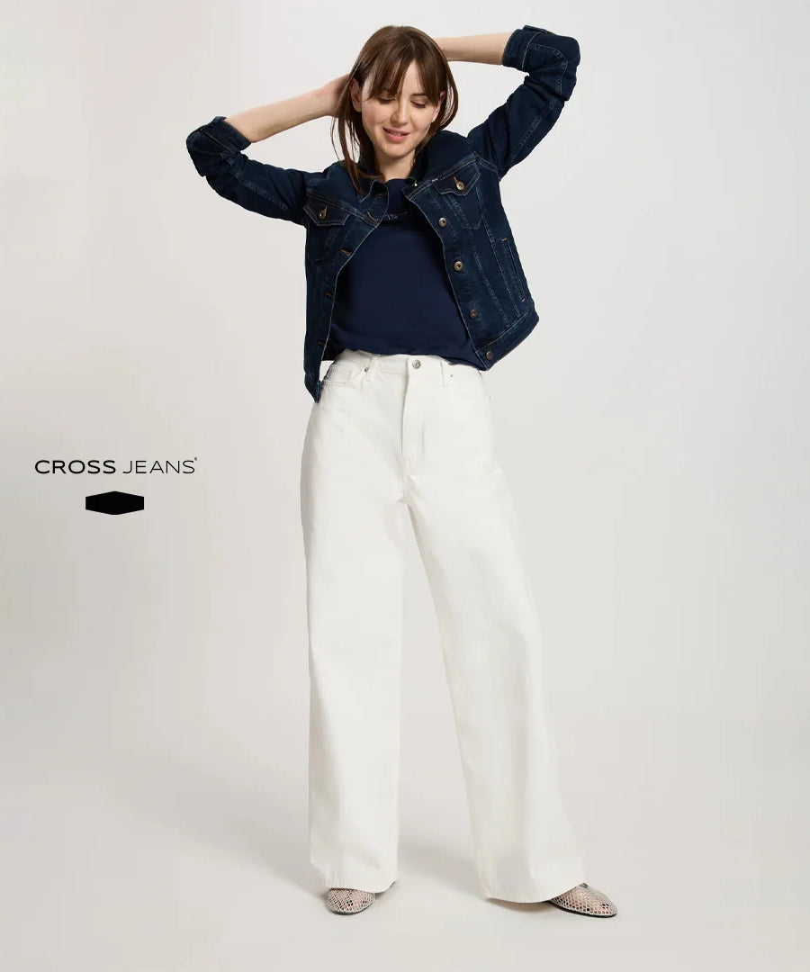 بنطال جينز نسائي واسع الساق من Cross Jeans بقصّة Flare Fit وخصر متوسط – باللون الأبيض