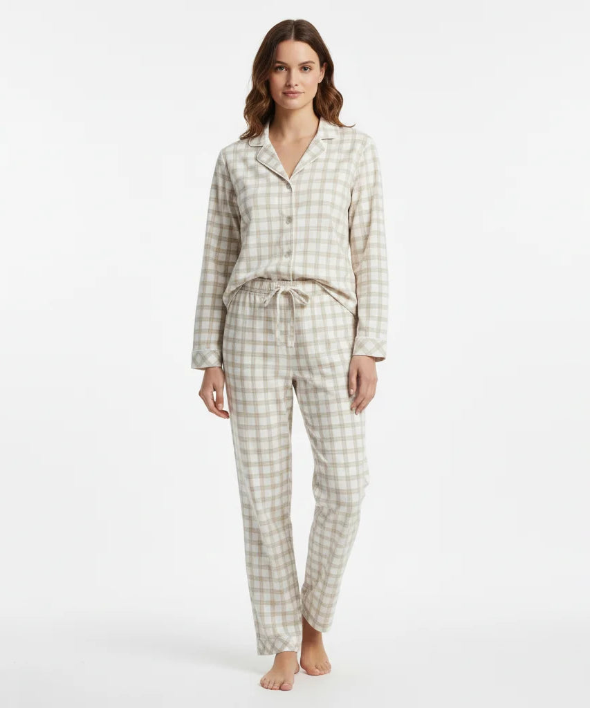 طقم بيجاما نسائي من قطعتين بنقشة كارو ناعمة – بيج وأوف وايت