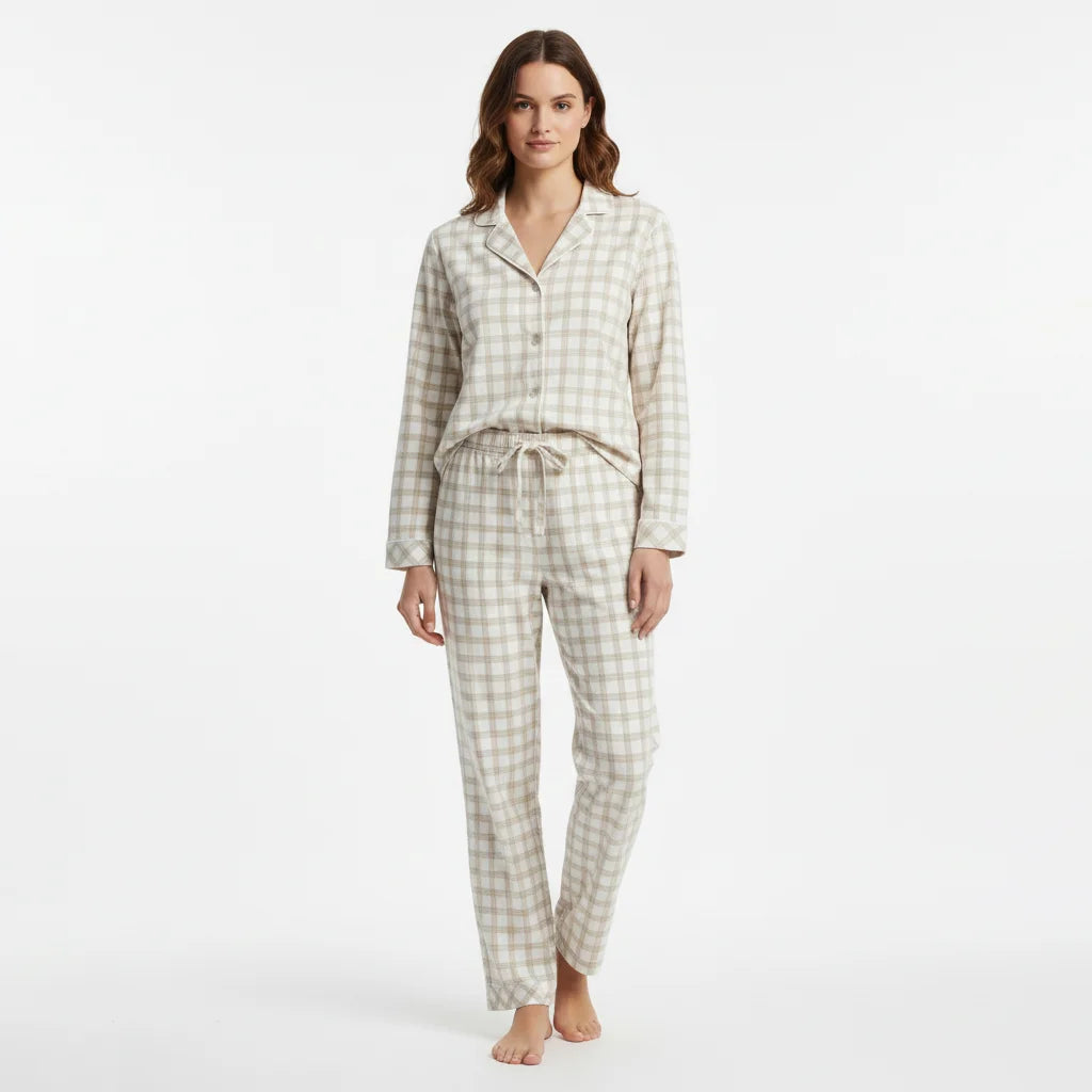 طقم بيجاما نسائي من قطعتين بنقشة كارو ناعمة – بيج وأوف وايت