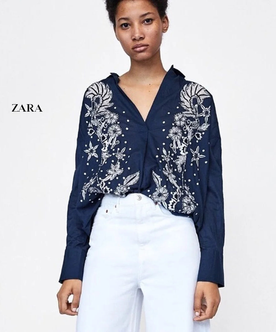 بلوزة Zara باللون الأزرق الداكن مع تطريز أبيض