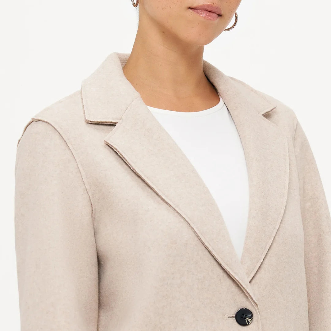 معطف نسائي كلاسيكي من ONLY – بلون بيج فاتح ميلانج