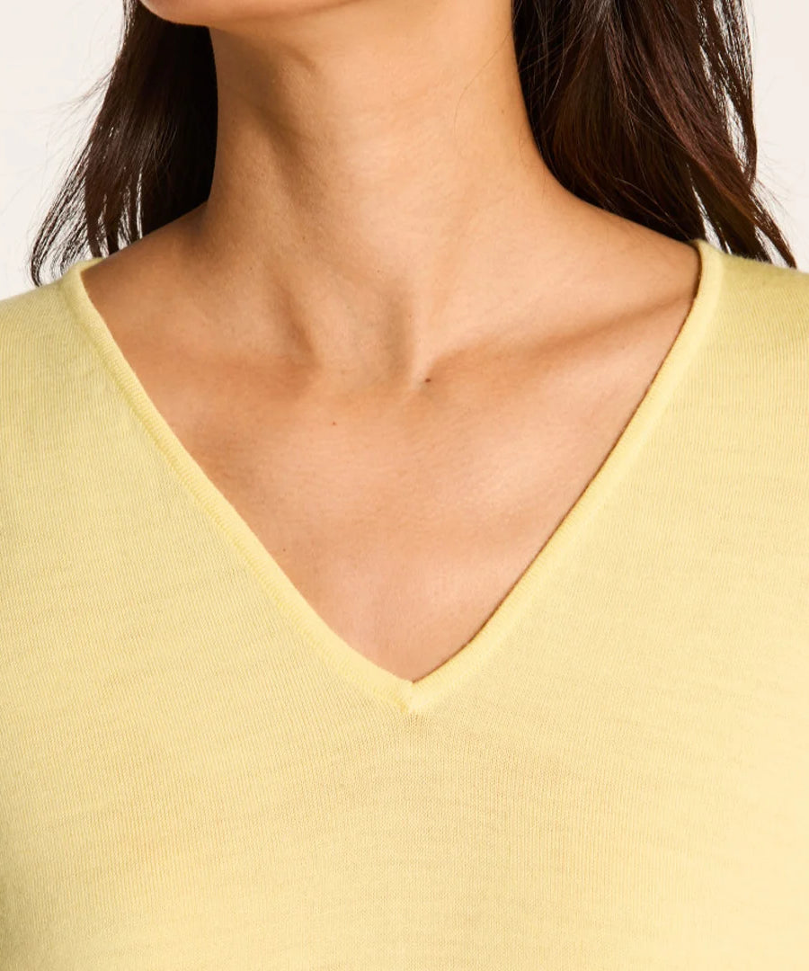 كنزة كاشمير برقبة V من ever.me – تصميم محبوك بدون خياطة